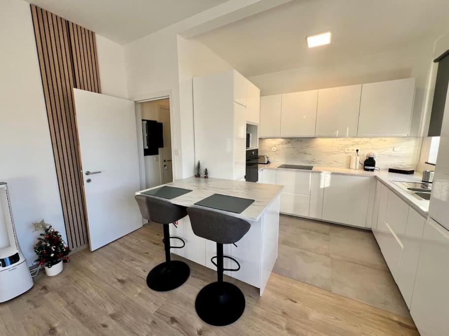 Modern Business Flat - Courts Et Moyens Sejours *